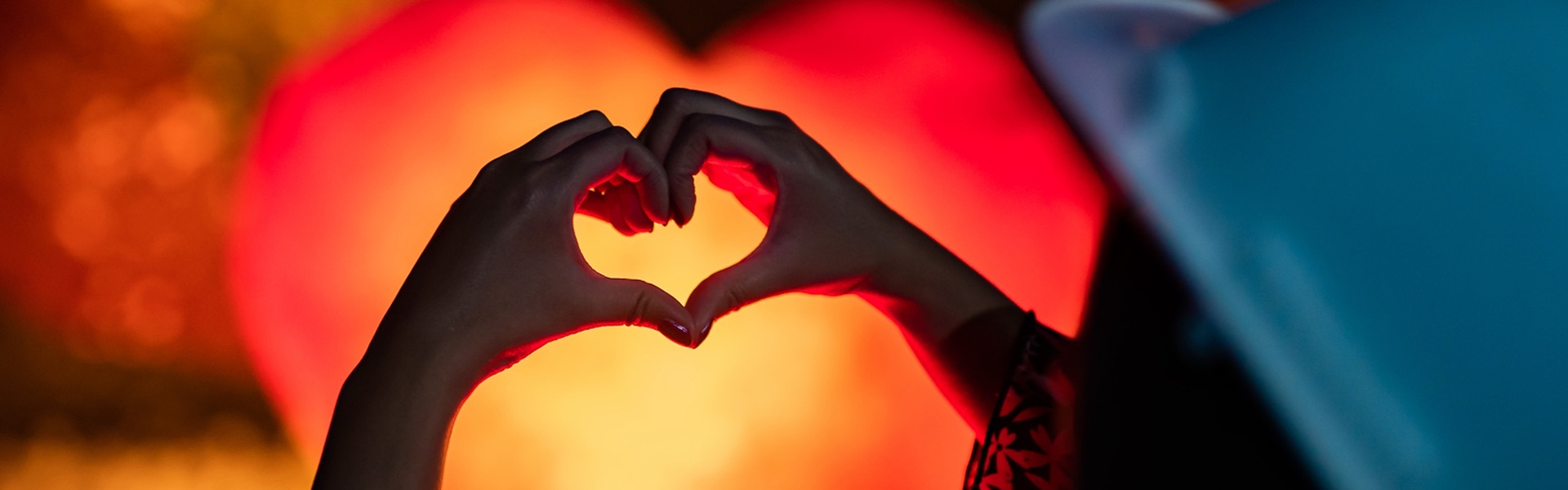 Manos formando un corazón dentro de la mina