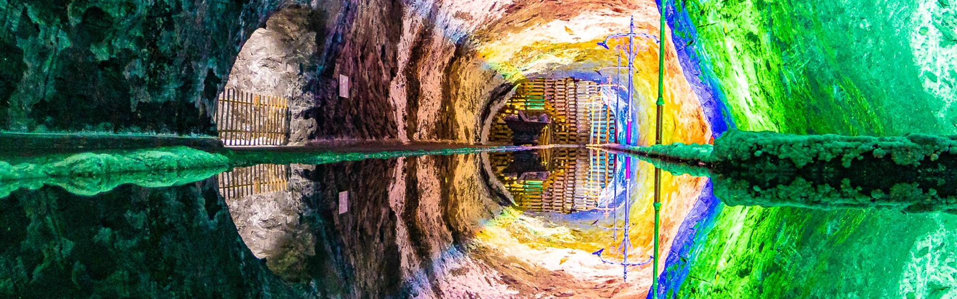 Túnel de sal reflejado en el agua